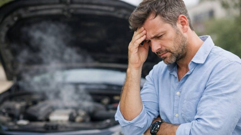 Homem preocupado com carro com vício oculto.